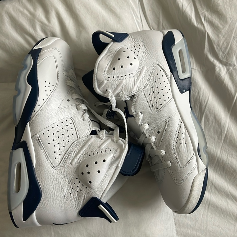 Midnight navy Jordan 6